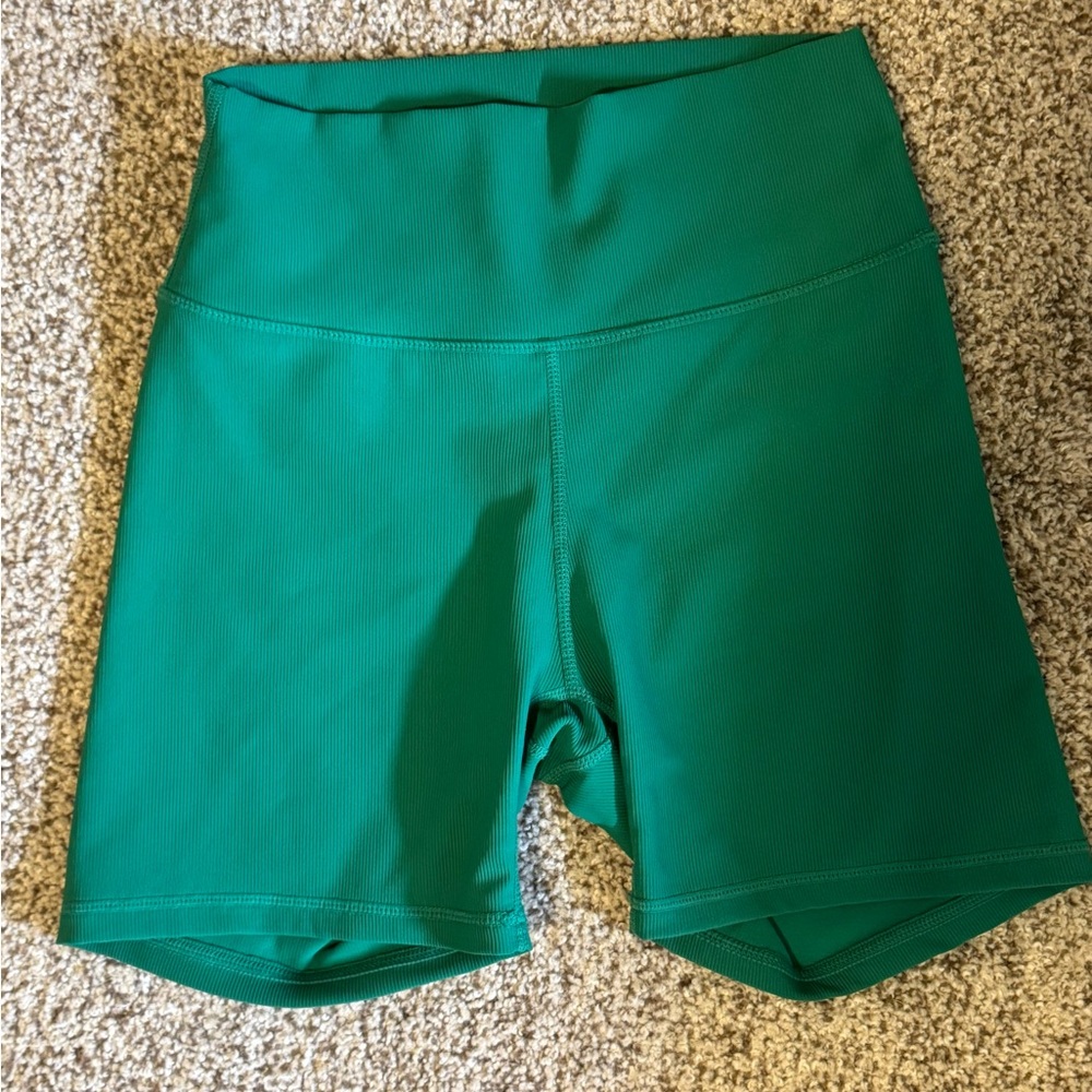 WILO High-Rise Green Women’s Bike Shorts, Size Medium. NWOT! - Picture 2 of 3